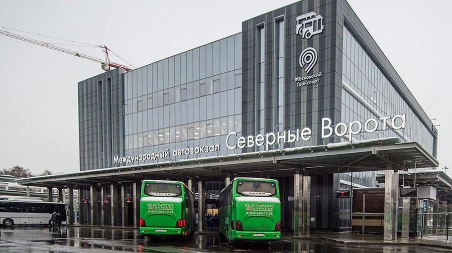 Вход в автовокзал Северные Ворота с парковкой и указателями